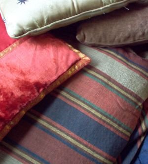 نازبالش (Small cushion)